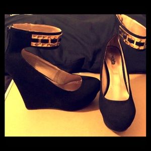 Black and gold suede wedges